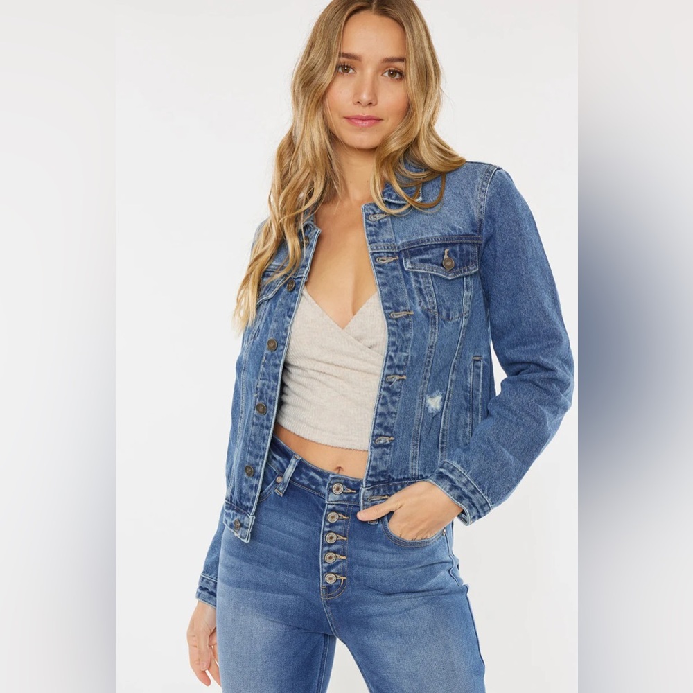 KanCan Henney Classic Trucker Denim Jacket Lightly Distressed Blue NWOT size M